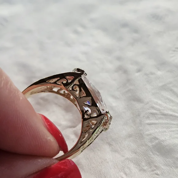 Elegant Silver Women's Ring with Clear Gemstone - Picture 6 of 14